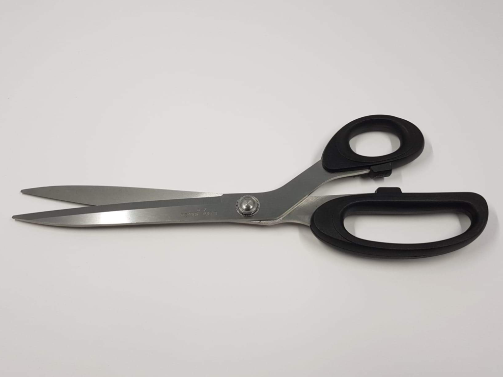 Ciseaux de tailleur pour couper le tissu avec précision.
