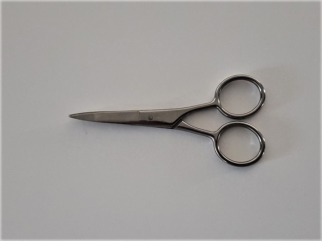 Les ciseaux à broder sont de petits ciseaux à lames très pointues. Ils sont utilisés pour couper avec précision les angles.