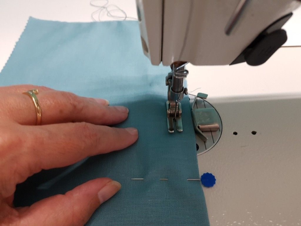 Pour obtenir une couture d'assemblage régulière, laissez glisser le bord du tissu le long du guide de couture aimanté.