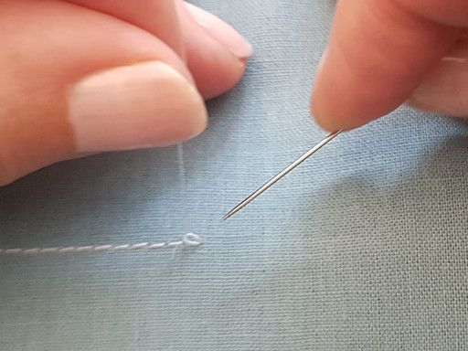 Attraper la boucle du fil de dessous pour arrêter une couture par un nœud
