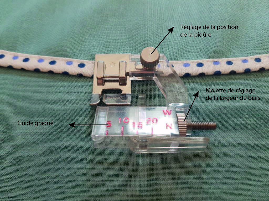 Pied presseur pour coudre le biais en différentes largeurs