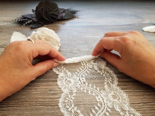 Pli de la dentelle en accordéon pour la réalisation de fleur en tissu