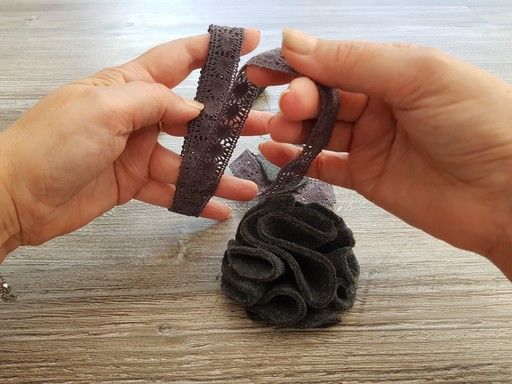 Préparation de la dentelle pour la réalisation d'une fleur en tissu