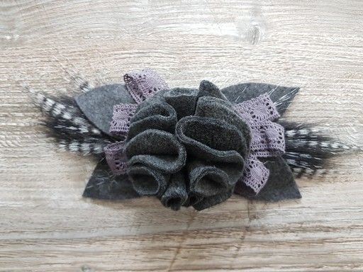 Fleur en tissu réalisée dans un tissu de type polaire. Cette fleur est idéale pour orner un chapeau ou un manteau.