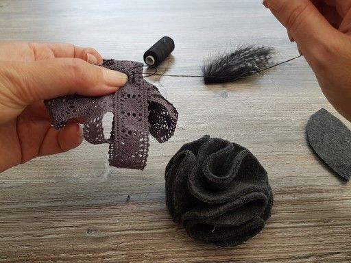 Maintient de la dentelle en étoile pour la réalisation d'une fleur en tissu