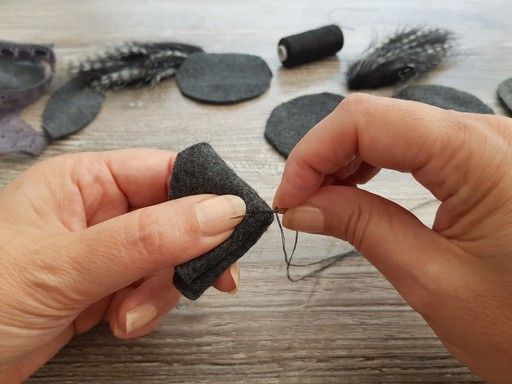 Préparation des pétales de fleur coupées dans des chutes de tissu