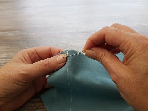 Arrêt de couture par un rentré de fil à l'aiguille