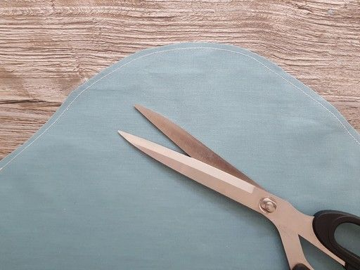 Pour dégarnir une courbe convexe, coupez le surplus de couture et ne laissez que 3 ou 4 mm de tissu à partir de de la couture d''assemblage