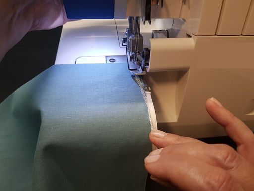 Pour arrêter une couture à la surjeteuse, rabattre la chaînette le long du trajet de surjet