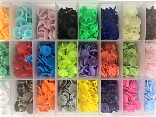 Poser des boutons-pression en plastique