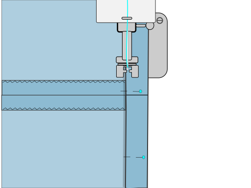 Piquer les ourlets à la base du pli par une piqûre nervure