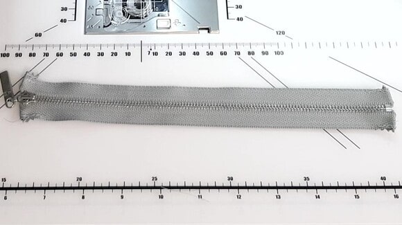 Préparation des extrémités de la fermeture à glissière à coudre sur un sac ou une pochette